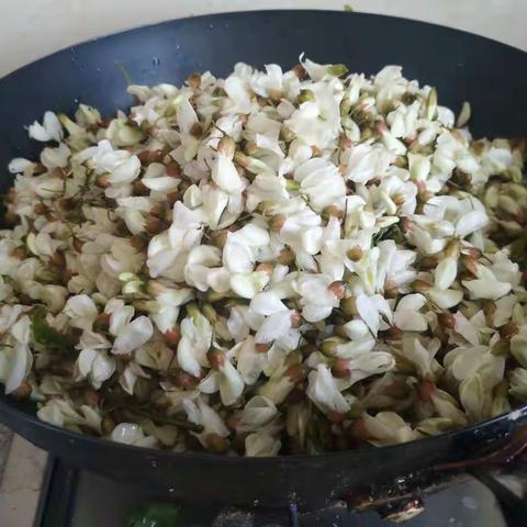 初日照高林——槐花鸡蛋饼