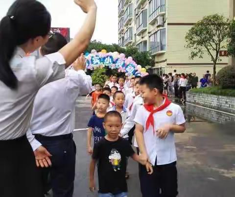 让我们来一次彩虹的约定一一记青实小开学典礼