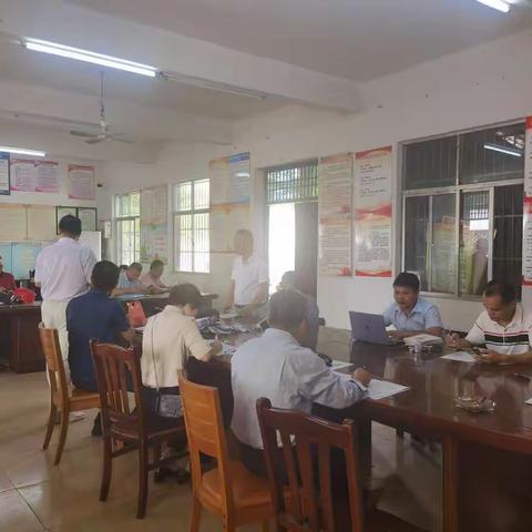 王胡威律师在临城镇仙还村委会开展《海南省法律援助规定》法律宣传讲座。