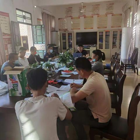 王胡威律师在皇桐镇武维村委会开展《海南省法律援助规定》法律宣传讲座。