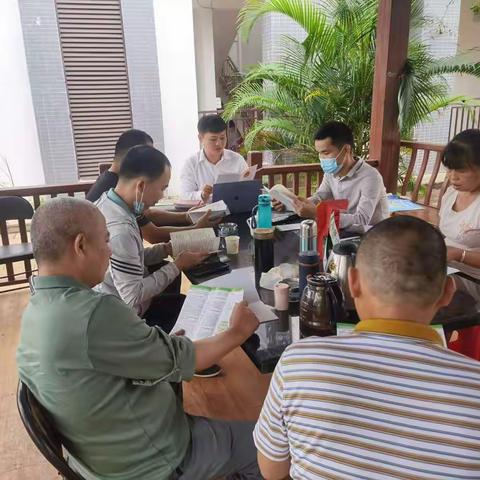 王胡威律师在皇桐镇美香村委会开展《海南省法律援助规定》法律宣传讲座。