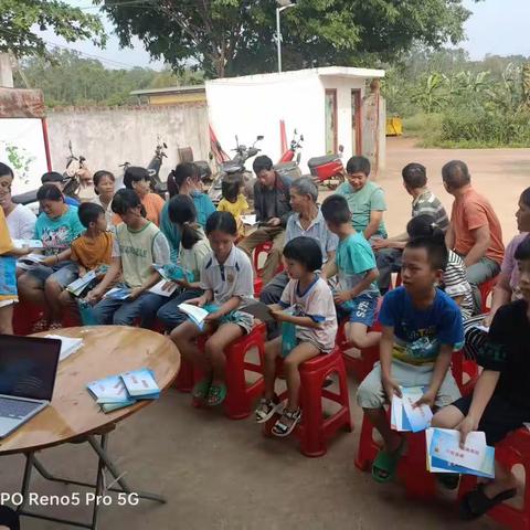 王胡威律师在临城镇吾鲁村委会开展《未成年人保护法》、《预防未成人犯罪法》及《预防校园欺凌》的相法律知识讲座