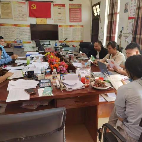 王胡威律师在博厚镇美所村委会开展《海南省法律援助规定》法律宣传讲座。