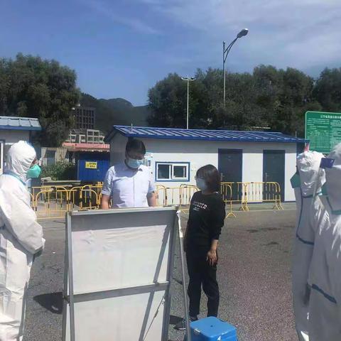 区领导丛茂昆、王立男到交通服务点督导检查并进行慰问