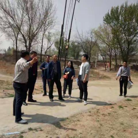 4月19日，市扶贫办、住建、国土等相关部门对史回、店上的贫困户周转房选址和开工情况进行检查指导！