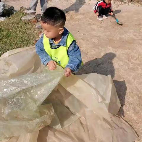 “玩沙戏水”——宣风镇中心幼儿园中五班户外游戏活动（11月份）