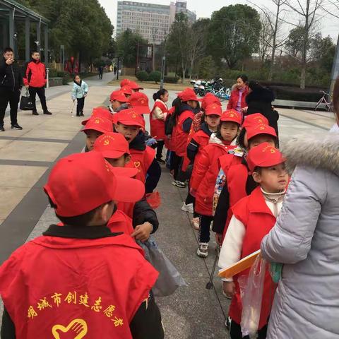 美化环境迎新春，垃圾分类我先行！丹溪小学一（1）班市民广场社会实践活动