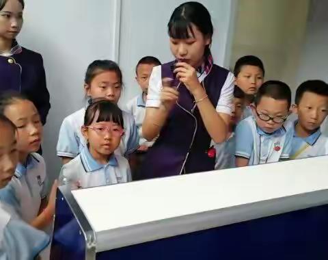 大学路小学滨河校区三年级一班开展了“学习航空知识以及礼仪，体验航空模拟器”暑期社会实践活动。