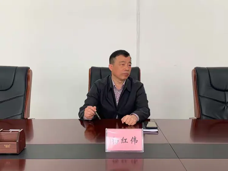 巩义市副市长杨红伟到市信访局接访
