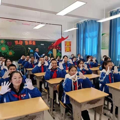 “桌”而不凡“操”纵自如——记哈日布呼中学学联体教育集团哈日布呼中学课桌律动操选拔赛活动