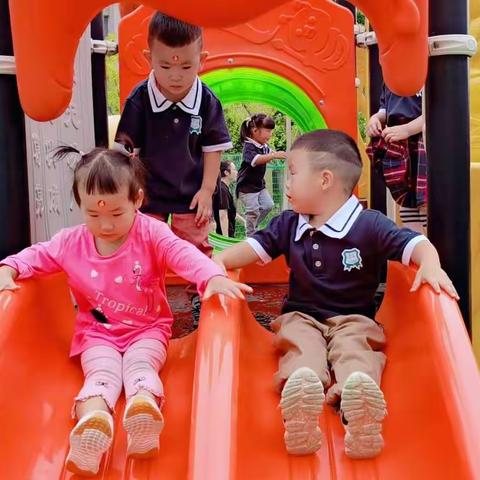 金石新城幼儿园小班户外活动——大型玩具