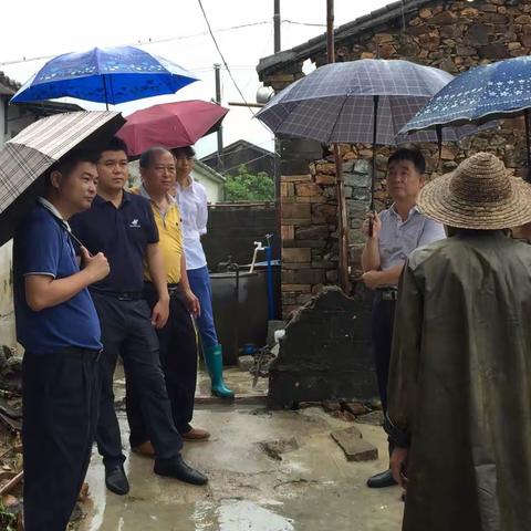 海垦西达农场公司领导冒雨察看贫困职工防风情况