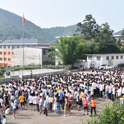 不忘初心念师恩，牢记使命志成才—武山学校2018—2019年度下学期“校友奖学金”颁奖仪式