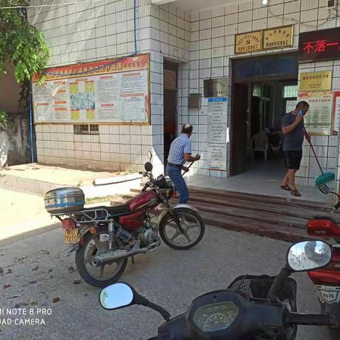 桥南村开展五一劳动节“爱国、爱海南、爱家乡、爱家庭”人居环境卫生整治