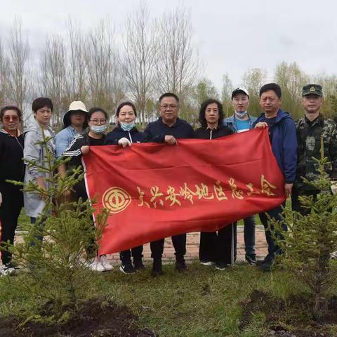 地区总工会组织参加义务植树活动