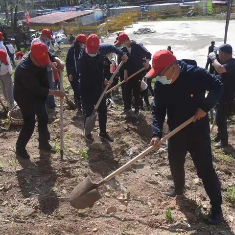 学党史  守初心   办实事          地区总工会深入居民区开展楼区清扫义务劳动