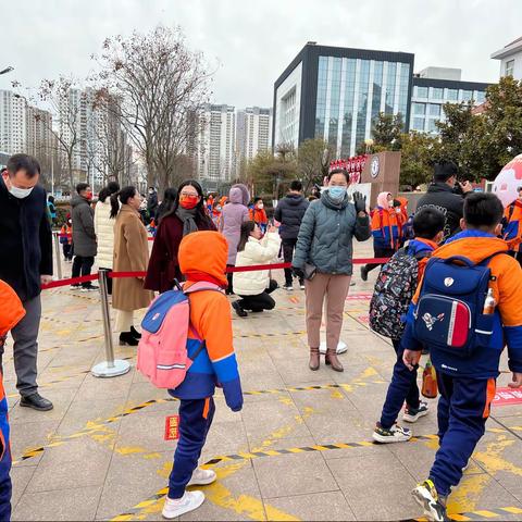 爱的守护·温暖上学路——日照市金海岸小学三年级（15）班家校护卫队执勤纪实