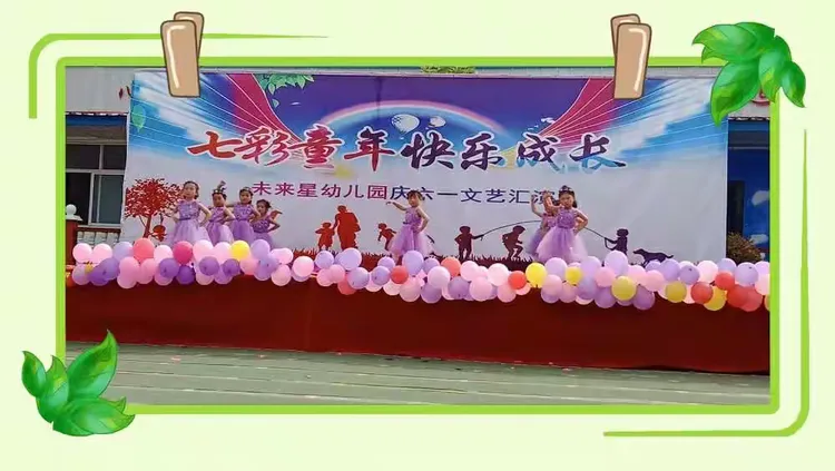个就是我们班小姑娘表演的《芽芽儿歌》,紫色的服装,头上戴着一顶花环