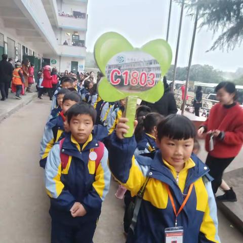 行走的课堂—花石中心小学1803班韶山红色研学之旅