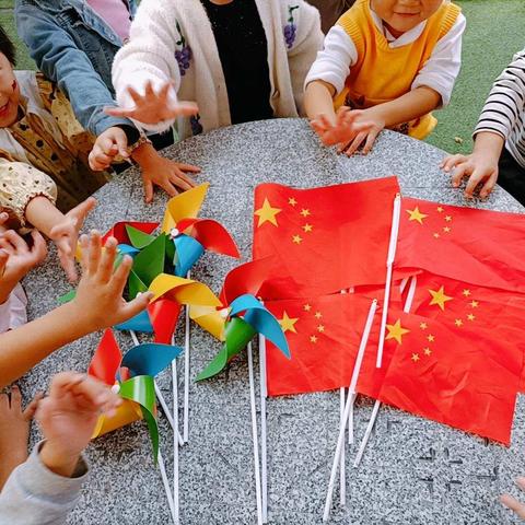 师幼同欢庆双节·齐心共筑中国梦——天天乐幼儿园小二班