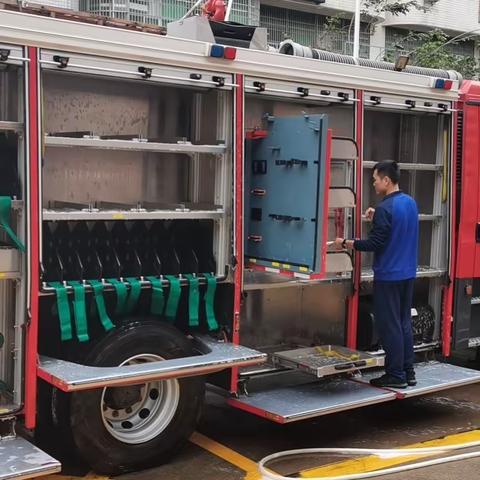 白龙消防站组织开展节前车辆器材大检查及营区卫生大扫除