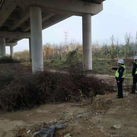 协同共治  精准发力——  航空港路产管理大队联合养护部门开展桥下空间整治行动