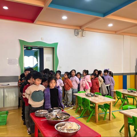 义堂银座幼儿园—大四班【自主取餐 温馨就餐】