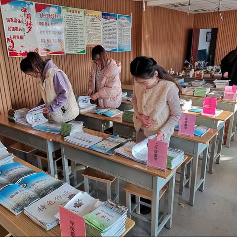 共研讨，促成长——凤凰小学三年级科学教研组参加学校教学常规展评活动