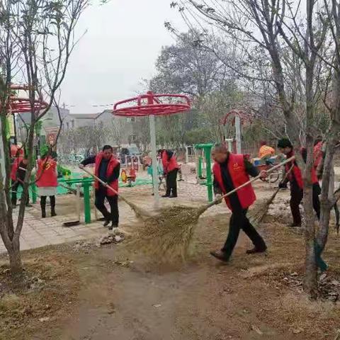 西街社区党员干部率先垂范践行动义务劳动