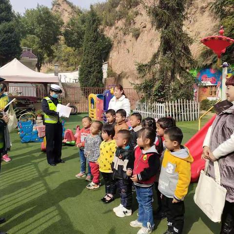 交警送法进幼儿园 带着萌娃学安全