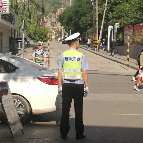 高考第一天交警二大队全警出动确保考场周边道路畅通有序