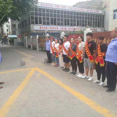 交警二大队牵手驾校学员开展文明交通劝导活动