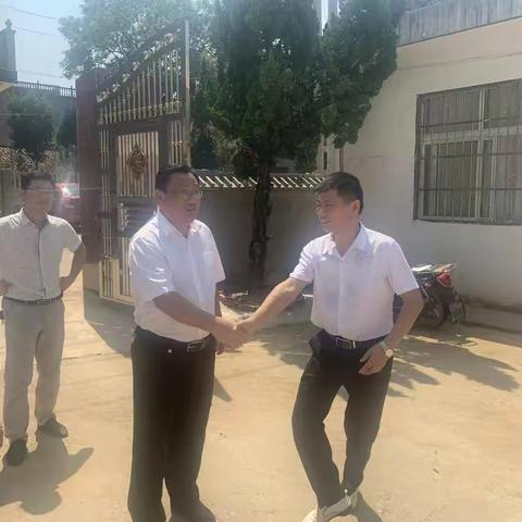 县委副书记宋黎明来三汊港镇视察长红小学复学情况。