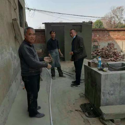 党员扛起先锋责任     全力推进改厕工作