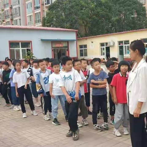 剑桥英语学校四年级同台切磋“词语接龙”同学们热情高涨