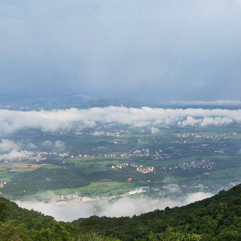 晚霞中的浮山岭