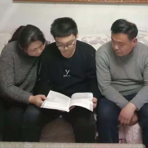 英华中学 关爱成长   携手抗疫 悦读护航                     ——七年级男子一级部亲子共读一本书活动