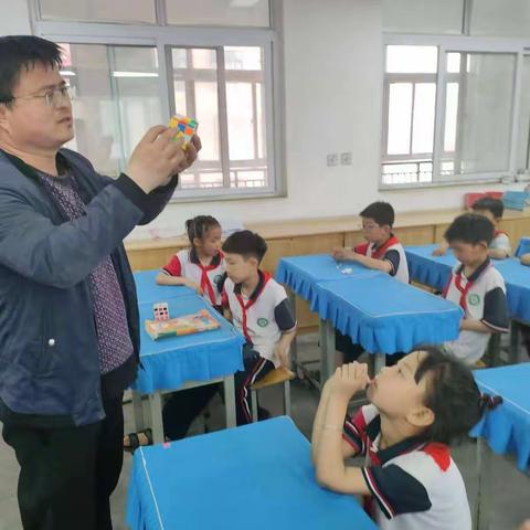 玩转魔方，快乐童年——许家沟乡下堡中心小学二年级二班魔方社团活动纪实