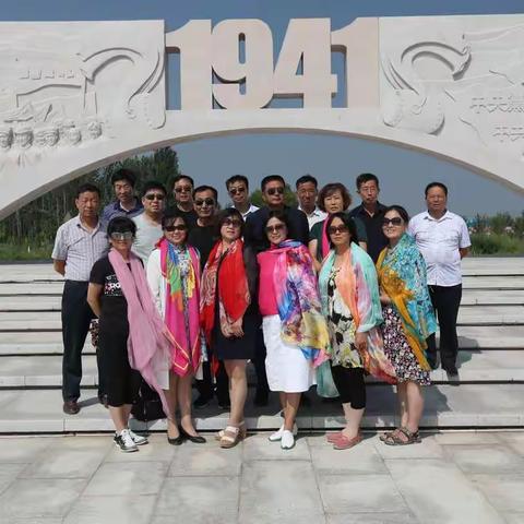 我们一起去了城川张伙场学校，吃了张校长家的美味饸络，参观了城川广场和民族学校，领略大沟和草原的丰美！……