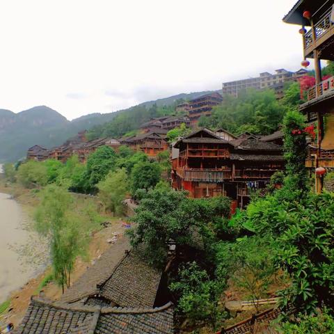 百里乌江画廊上的龚滩古镇 (手机版)