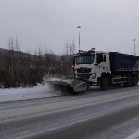 迎奥运  战雪情    环卫工人除雪保畅通