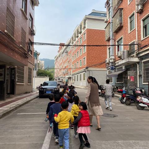 聪聪幼儿园🏫—— 中班组👦🏻👧🏻“成群结队，快乐加倍”