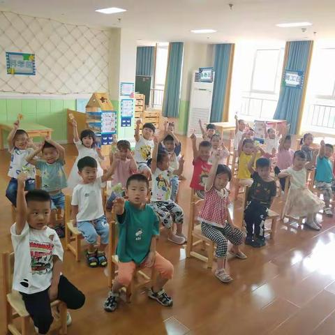 【亲子陪伴抗疫情，家园共育助成长】实验幼儿园小二班最美家庭表彰展示