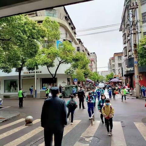 用心“护学”，为爱“站岗”——240班家长执勤日