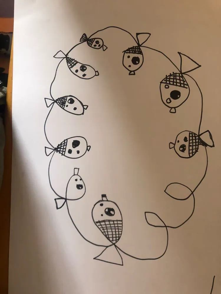 绘画——线条绕圈画,一条直线通过变化,绕圈、再进行变成小鱼,从而再给小鱼添加线条,更加灵活灵现。