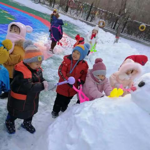 玩雪玩的不亦乐乎，童趣让我也融入进去，喜欢和孩子玩，简单快乐就好☃⛄️🌨