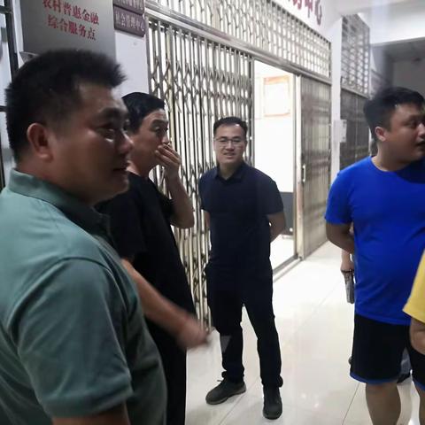 七坊镇纪委书记邓洪超带队深入各村委会督查疫情防控值班情况