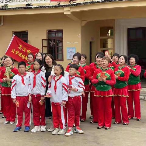 “我们的中国梦”文化进万家。文章广场舞队拜年演出记