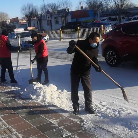 不畏严寒除积雪，扫雪开路暖人心旗信访局开展“扫雪清冰”活动