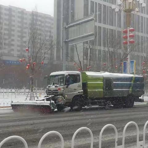 经开区又双叒下雪了，张家口京环经开分公司环卫工人迅速投入除雪作业，保畅通！